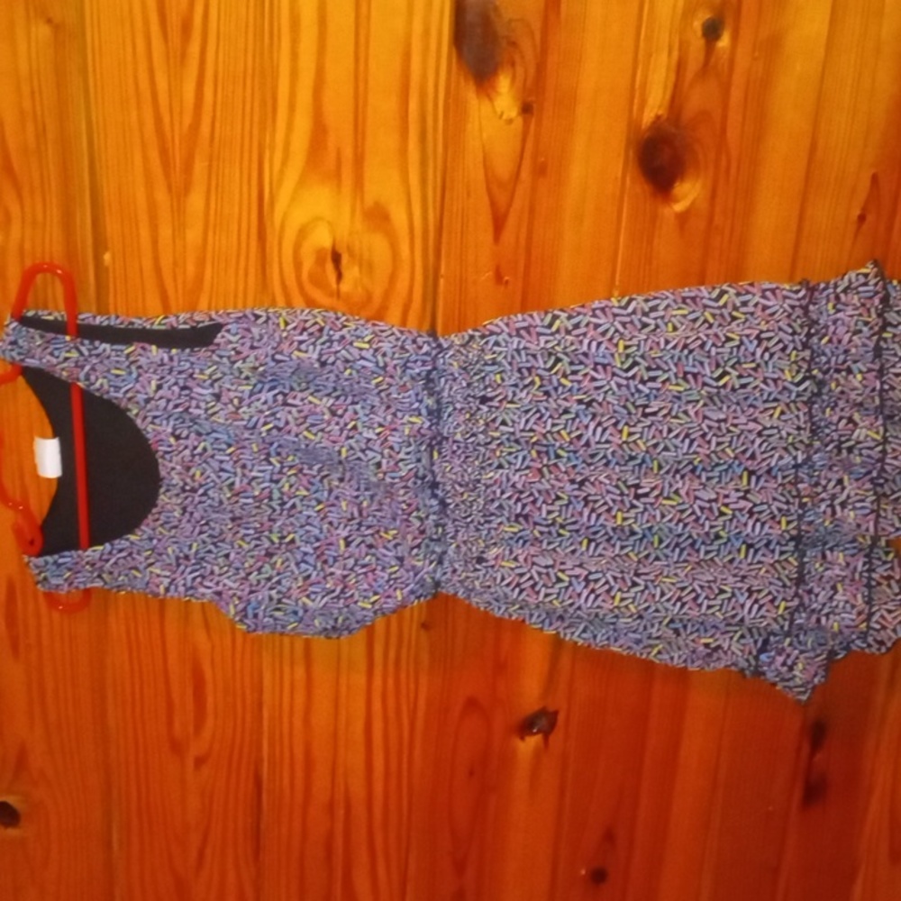 girl med sleeveless dress multi color print